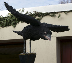 Raabe auf Sockel, Holzskulptur